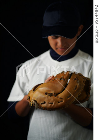 グローブを手にした高校球児のポートレート(グローブにピント) グローブを手にした高校球児のポートレート(グローブにピント) 95344842