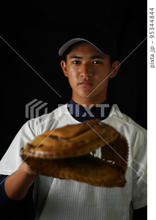 グローブを手にした高校球児のポートレート 95344844