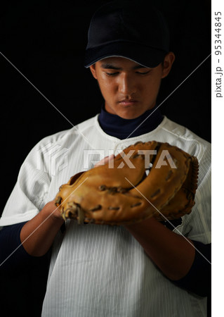 グローブを手にした高校球児のポートレート グローブを手にした高校球児のポートレート 95344845