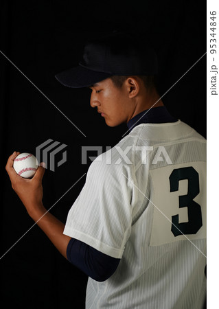 硬式野球ボールを手にした高校球児のポートレート 硬式野球ボールを手にした高校球児のポートレート 95344846