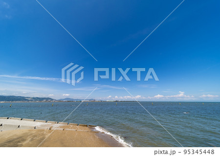 夏の青空と美しい簑島海岸【福岡県行橋市】 夏の青空と美しい簑島海岸【福岡県行橋市】 95345448