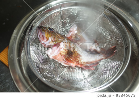 カサゴを湯引きする 95345675