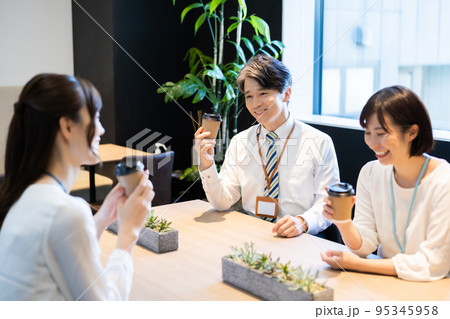 休憩スペースで談笑するビジネスマン 95345958