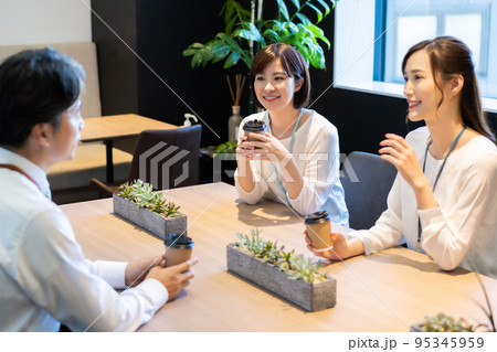 休憩スペースで談笑するビジネスマン 休憩スペースで談笑するビジネスマン 95345959