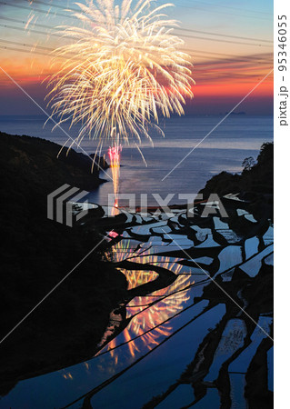 佐賀県/ 浜野浦の棚田・花火 95346055