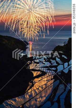 佐賀県/ 浜野浦の棚田・花火 95346056