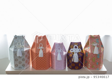 愛犬の遺骨　葬儀　骨壺　お骨 95346617