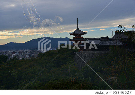 清水寺展望風景と雲間の龍 清水寺展望風景と雲間の龍 95346627