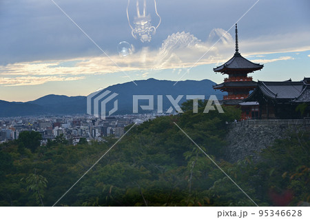 清水寺展望風景と雲間の龍 95346628