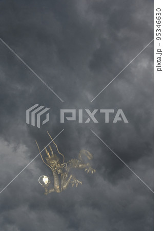 台風前の雲空と龍 95346630