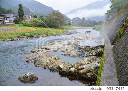 雨模様の温泉街風景 95347455