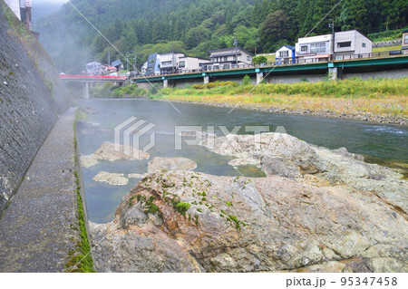 雨模様の温泉街風景 95347458