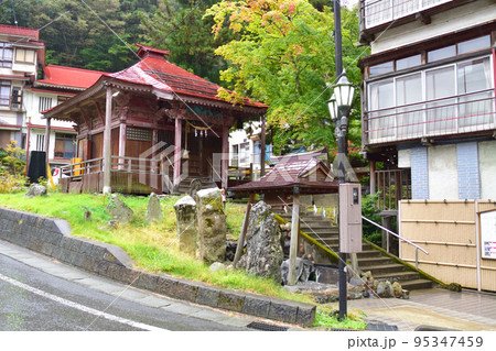 雨模様の温泉街風景 95347459
