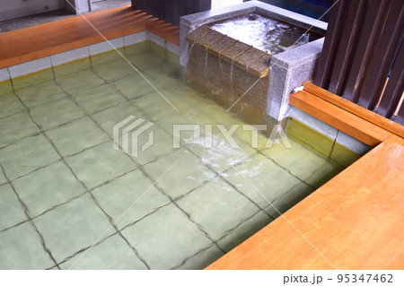 雨模様の温泉街風景 95347462