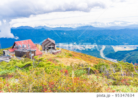 （長野県）紅葉が美しい白馬八方尾根登山　八方池山荘を見下ろす 95347634