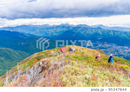 (長野県)紅葉が美しい白馬八方尾根登山 八方池山荘を見下ろす (長野県)紅葉が美しい白馬八方尾根登山 八方池山荘を見下ろす 95347644