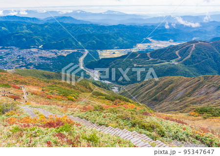 (長野県)紅葉が美しい白馬八方尾根登山 白馬の街を見下ろす (長野県)紅葉が美しい白馬八方尾根登山 白馬の街を見下ろす 95347647