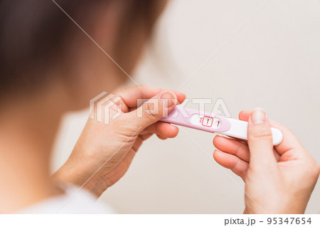妊娠検査薬 の 陽性 で 妊娠 を確認する 【 不妊治療 の イメージ 】 95347654