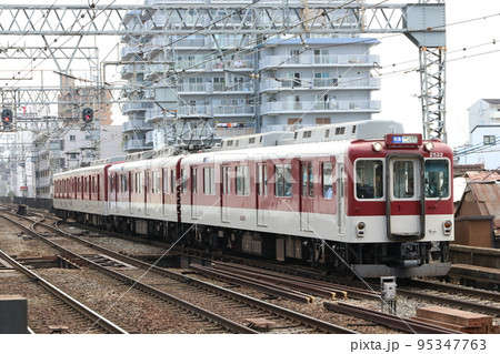 鶴橋駅に入線する近鉄2400系電車 95347763