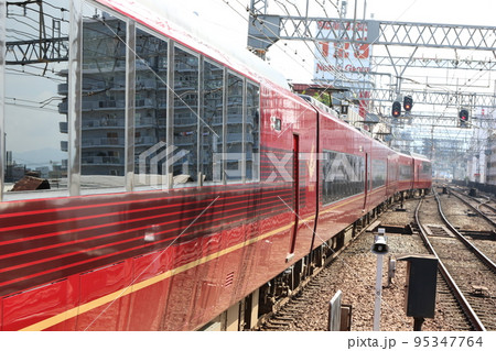 鶴橋駅を出発した近鉄80000系電車 95347764