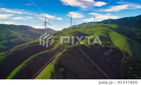 山沿いの風力発電 95347800