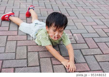 泣き顔の男の子 95348032