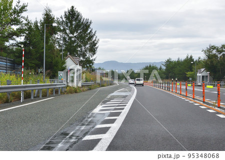 対面通行の高速道路での乗用車による煽り運転 95348068
