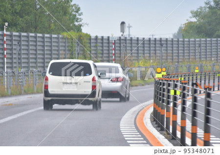 対面通行の高速道路での乗用車による煽り運転 95348071