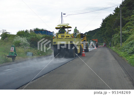 道路舗装工事の現場 95348269