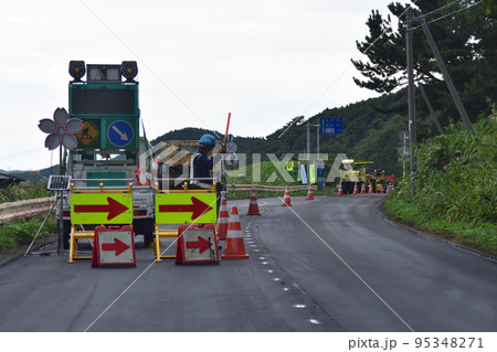 道路舗装工事の現場 95348271