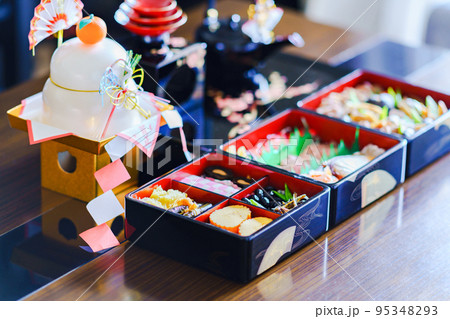 おせち料理 で お正月 を楽しむ 【 正月 の イメージ 】 おせち料理 で お正月 を楽しむ 【 正月 の イメージ 】 95348293