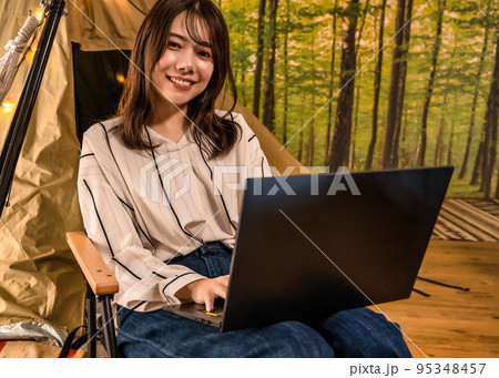 ワーケーション キャンプ場で仕事をする若い女性 ワーケーション キャンプ場で仕事をする若い女性 95348457