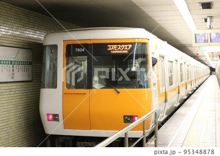 堺筋本町駅を出発する近鉄7000系電車 堺筋本町駅を出発する近鉄7000系電車 95348878