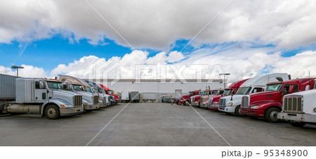 倉庫のバースに並んだセミトレーラー 95348900