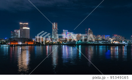 神奈川県横浜市 大桟橋ふ頭から見るみなとみらいの夜景 神奈川県横浜市 大桟橋ふ頭から見るみなとみらいの夜景 95349165