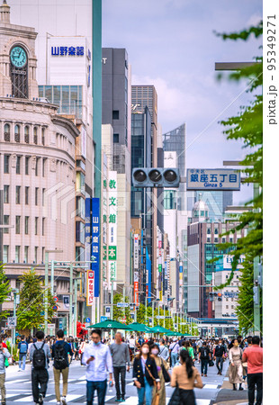 日本の東京都市景観 入国制限撤廃、訪日外国人旅行者も急増、賑わう銀座ホコ天＝10月16日（日） 95349271