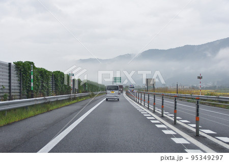 雨上がりの湯沢横手道路の景色 雨上がりの湯沢横手道路の景色 95349297