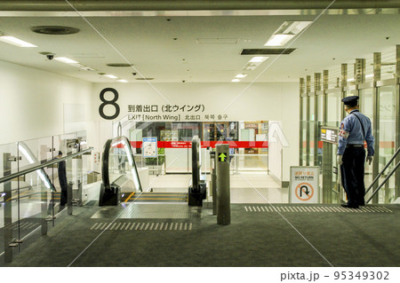 羽田空港第1ターミナル1F到着ロビー8番出口 95349302
