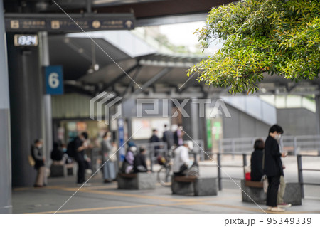 初夏、岐阜駅前のバス停の風景 95349339