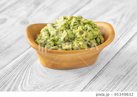 Bowl of guacamole 95349632