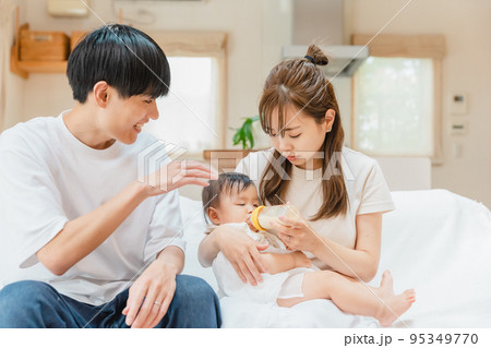 リビングでミルクをあげる夫婦　 95349770