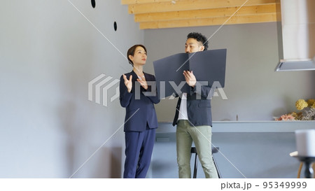 オーナーと建築デザイナーの打ち合わせシーン オーナーと建築デザイナーの打ち合わせシーン 95349999
