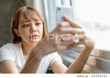 イメージ p保とスマートフォンで検索する女性 95350231