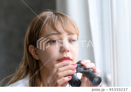 双眼鏡で遠くを見る女性 95350237