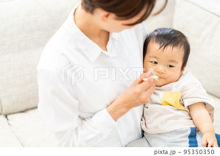 離乳食を食べる男の子 95350350