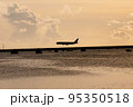 夕暮れの着陸機 95350518