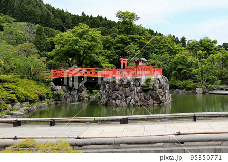 西国三十三所第23番札所 勝尾寺境内の赤い橋と鳥居 西国三十三所第23番札所 勝尾寺境内の赤い橋と鳥居 95350771