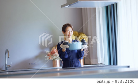 鋳物ホーロー鍋で料理する主婦 鋳物ホーロー鍋で料理する主婦 95352100