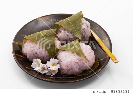 白バックの桜もち 95352151