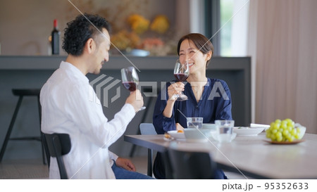 ラグジュアリーな乾杯イメージ 95352633